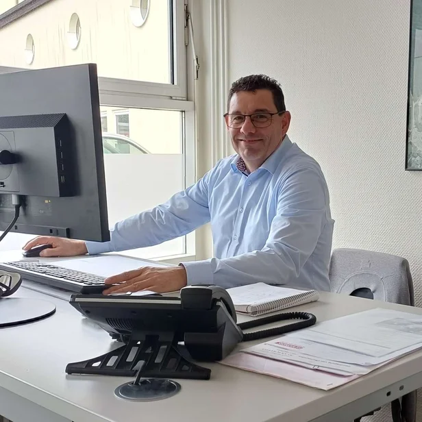 Technischer Leiter Bernd Puhl sitzt am Schreibtisch