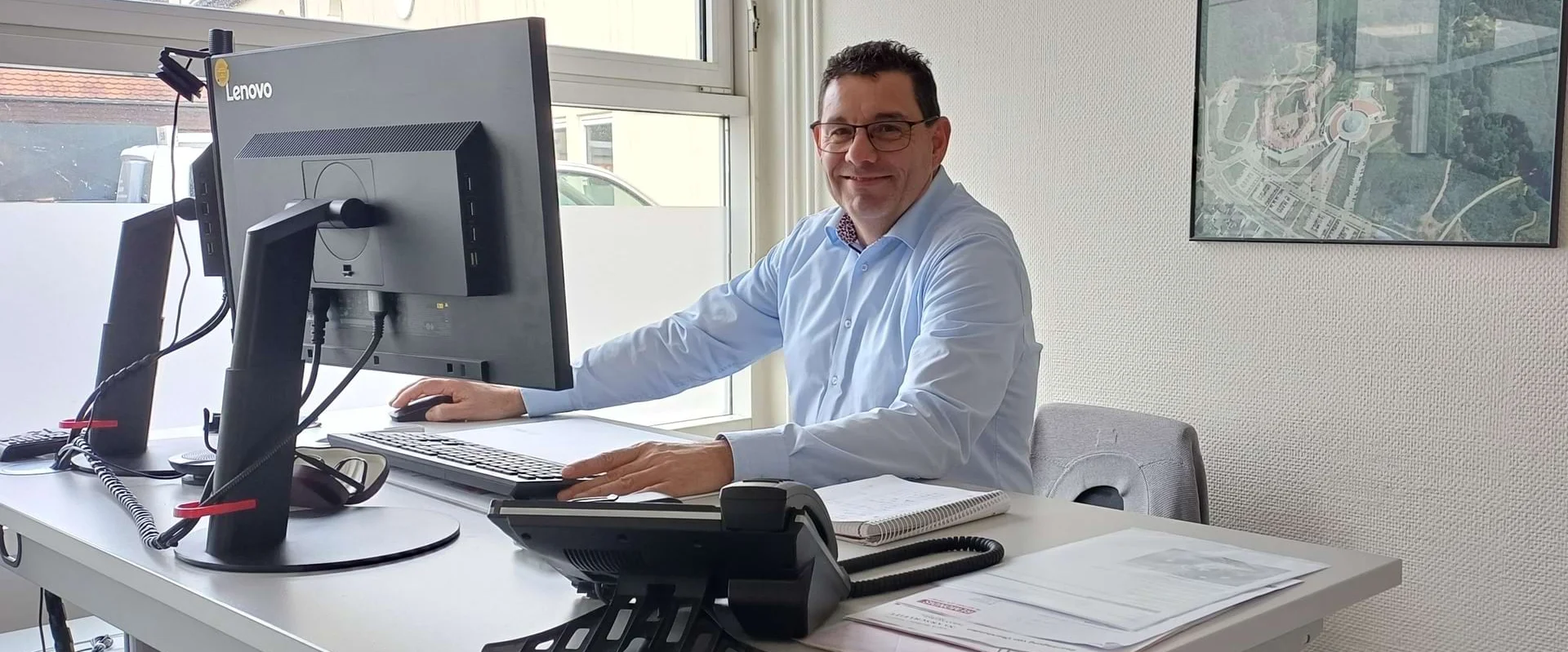 Technischer Leiter Bernd Puhl sitzt am Schreibtisch