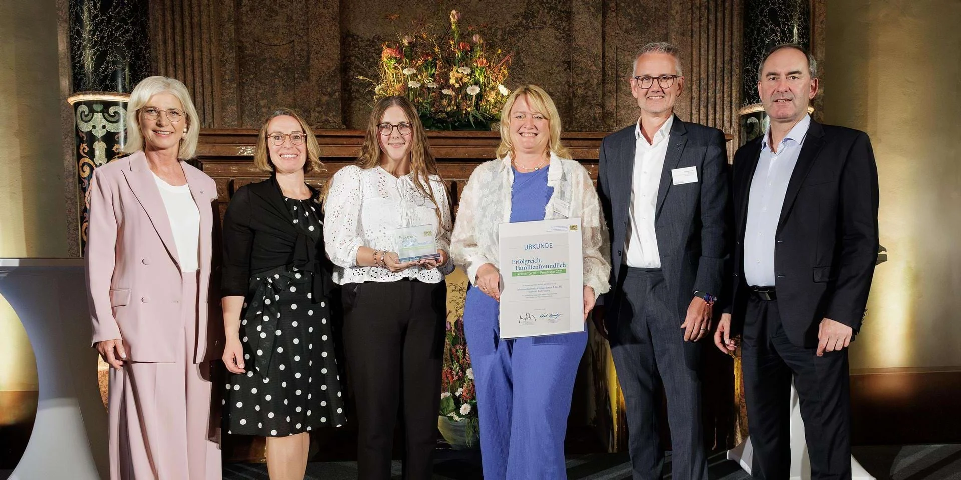 Mitarbeiter der Johannesbad Fachklinik Bad Füssing bei der Preisverleihung Erfolgreich.Familienfreundlich 2025 mit Hubert Aiwagner