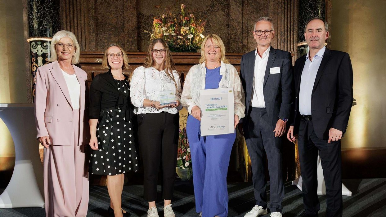 Mitarbeiter der Johannesbad Fachklinik Bad Füssing bei der Preisverleihung Erfolgreich.Familienfreundlich 2025 mit Hubert Aiwagner