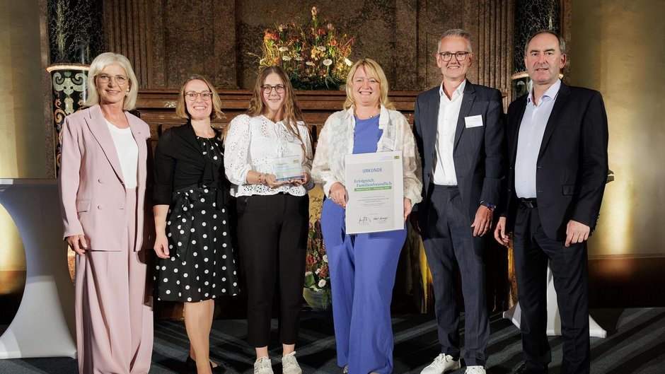 Mitarbeiter der Johannesbad Fachklinik Bad Füssing bei der Preisverleihung Erfolgreich.Familienfreundlich 2025 mit Hubert Aiwagner