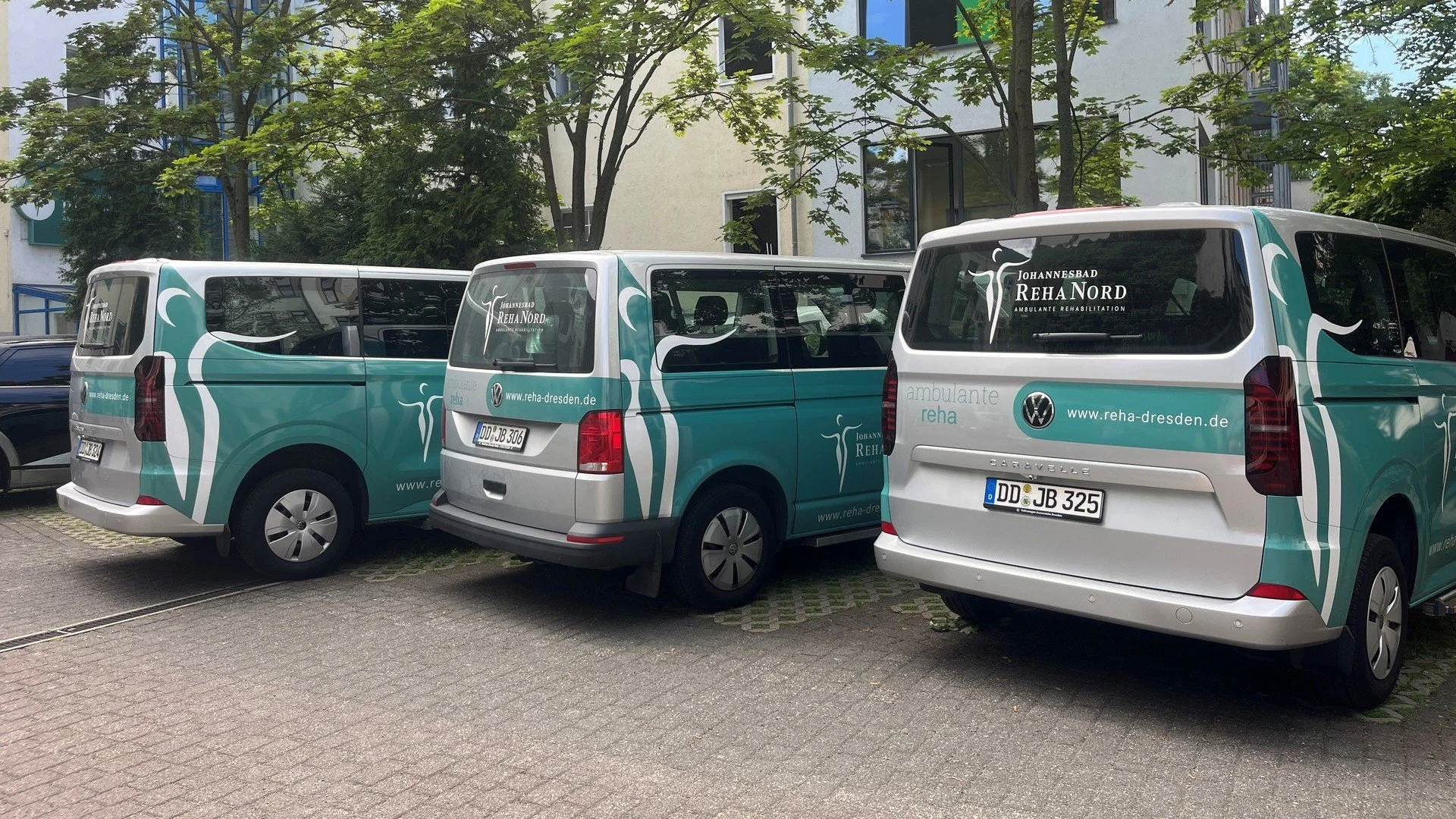 Mehrere Autos der Reha Johannesbad Nord stehen auf dem Parkplatz nebeneinander.