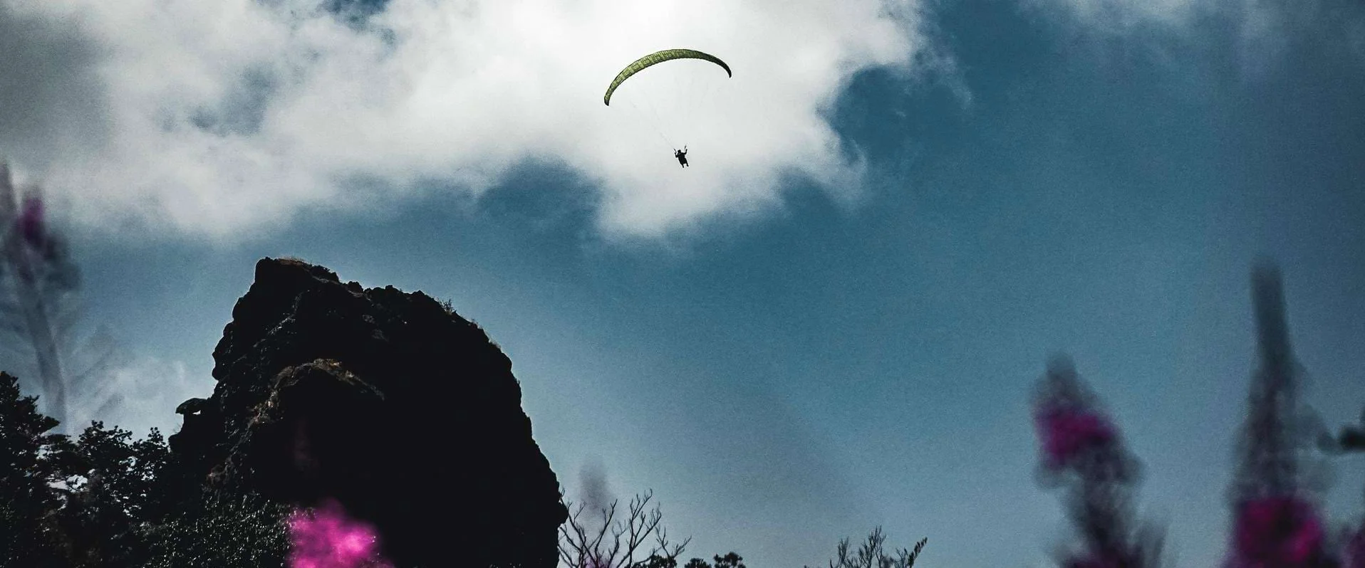 Paraglider vor Wolken