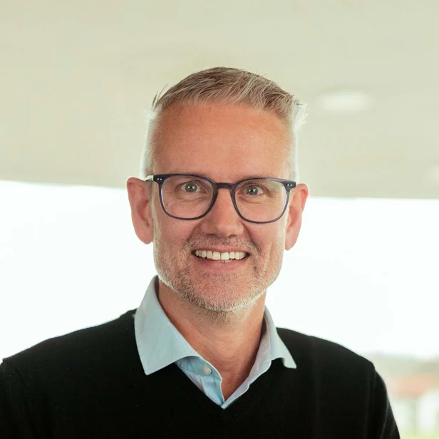 Portrait von Klinikleiter Karsten Fuchs, der in die Kamera lächelt.