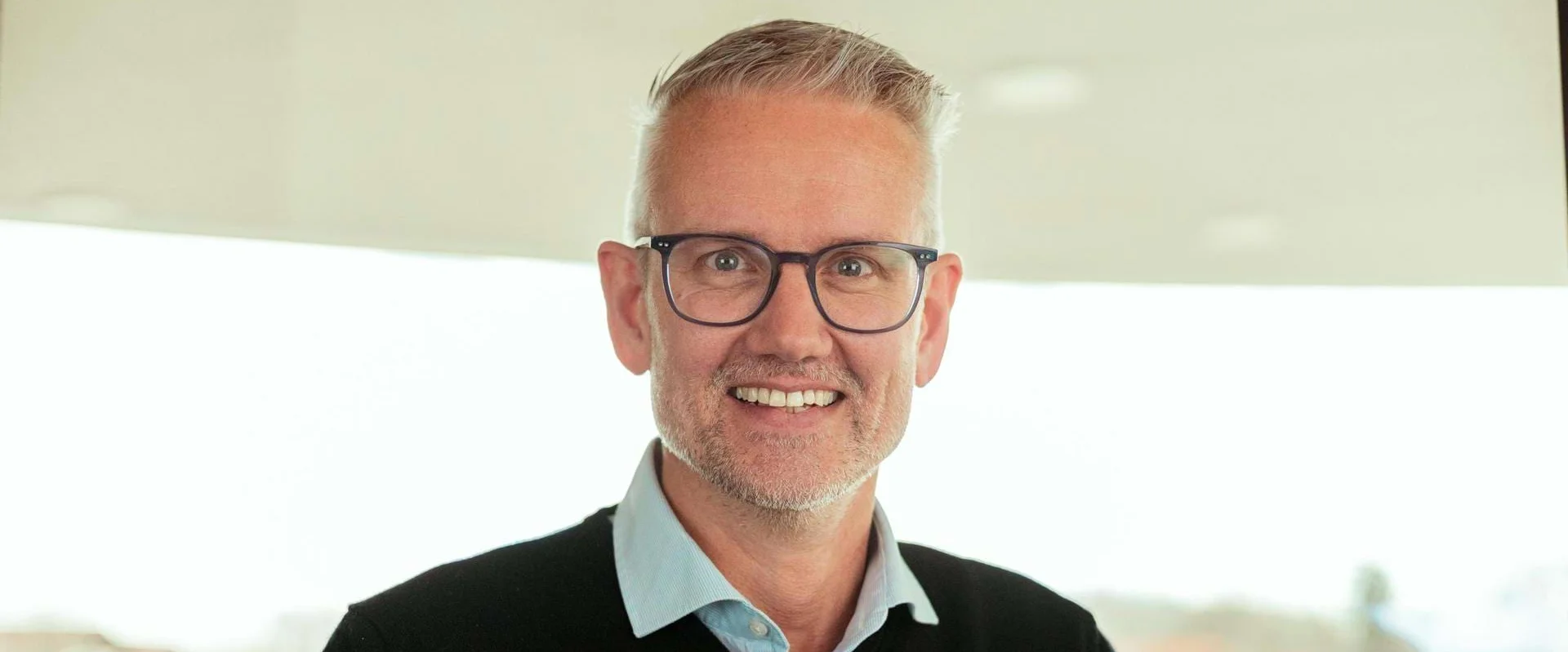 Portrait von Klinikleiter Karsten Fuchs, der in die Kamera lächelt.
