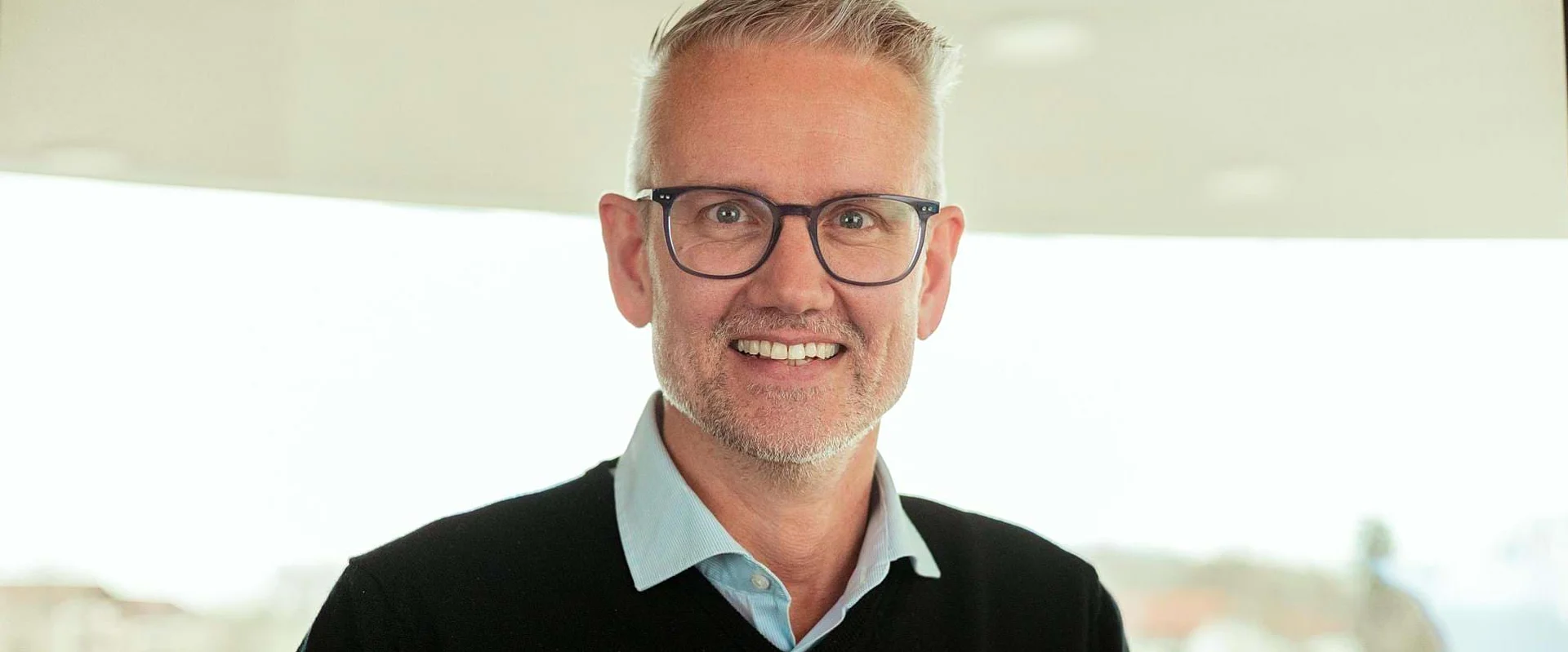 Portrait von Klinikleiter Karsten Fuchs, der in die Kamera lächelt.