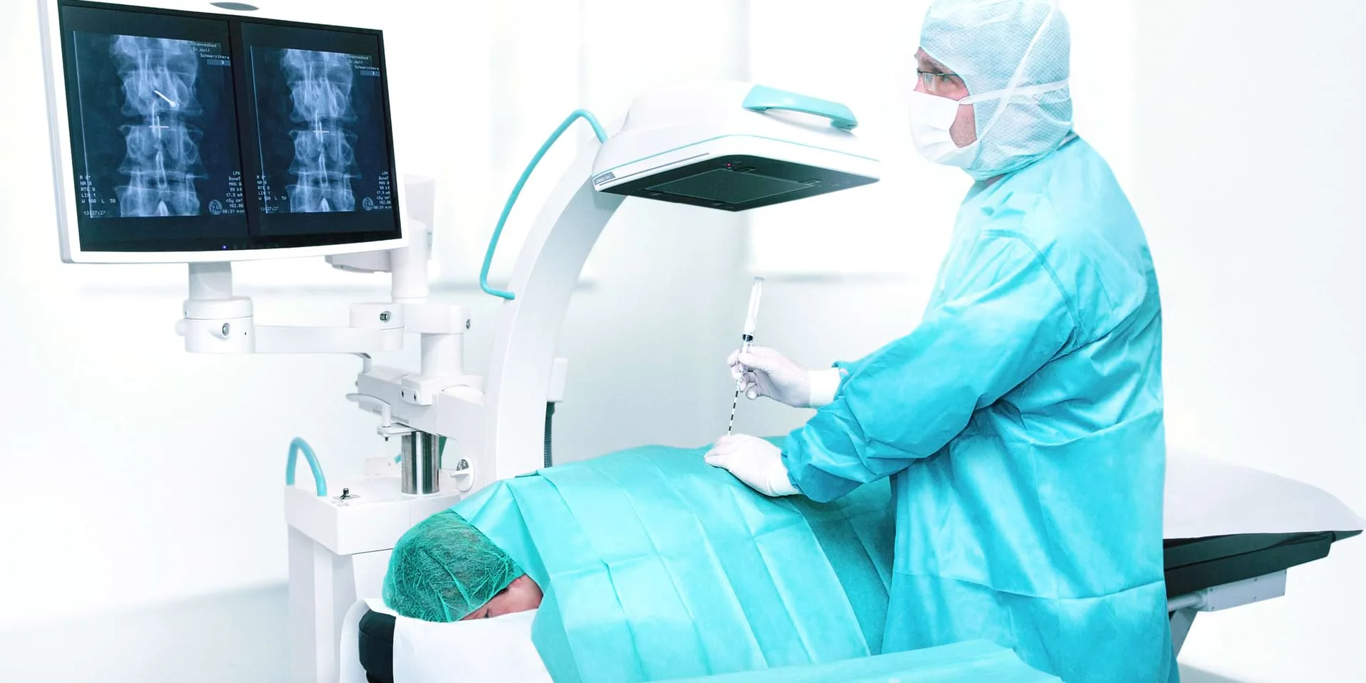 Arzt der Johannesbad Fachklinik Bad Füssing nimmt in OP am Rücken eines Patienten Eingriff vor Arzt der Johannesbad Fachklinik Bad Füssing nimmt in OP am Rücken eines Patienten Eingriff vor
