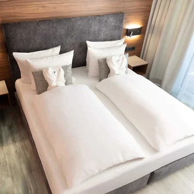 Boxspringbett in einer Premium Suite der Johannesbad Hotels
