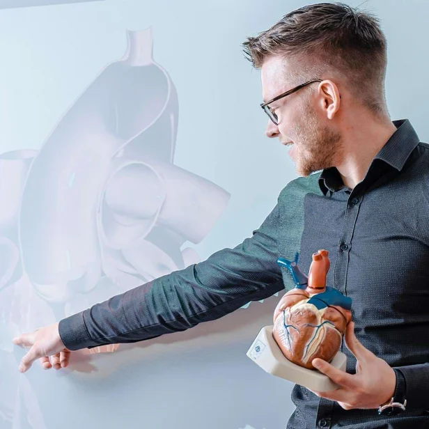 Ein Dozent erklärt im dualen Studium Physiotherapie die Anatomie des Herzens. Ein Dozent erklärt im dualen Studium Physiotherapie die Anatomie des Herzens.