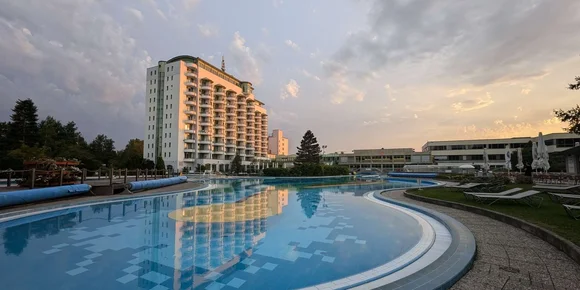 Johannesbad Fachklinik und Therme am Abend