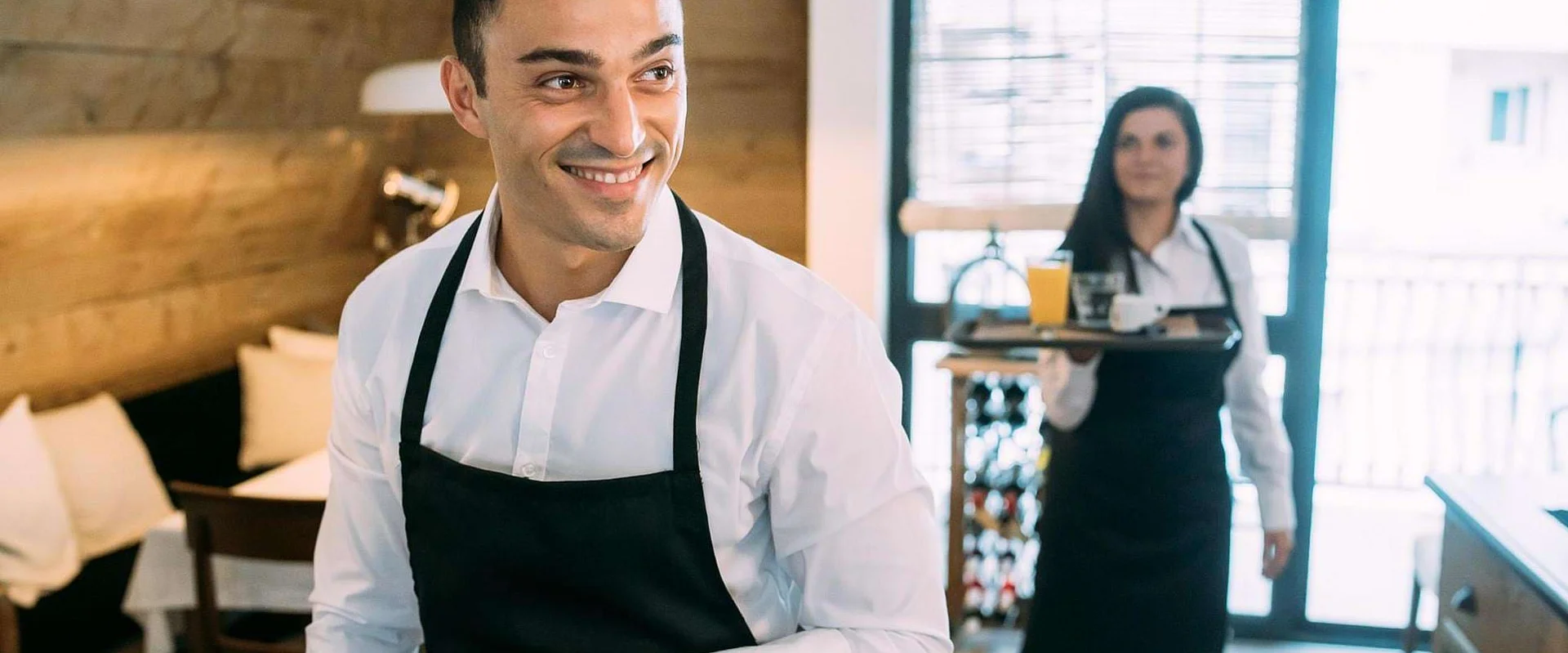 Fachkraft für Restaurants und Veranstaltungsgastronomie bedient Gäste.
