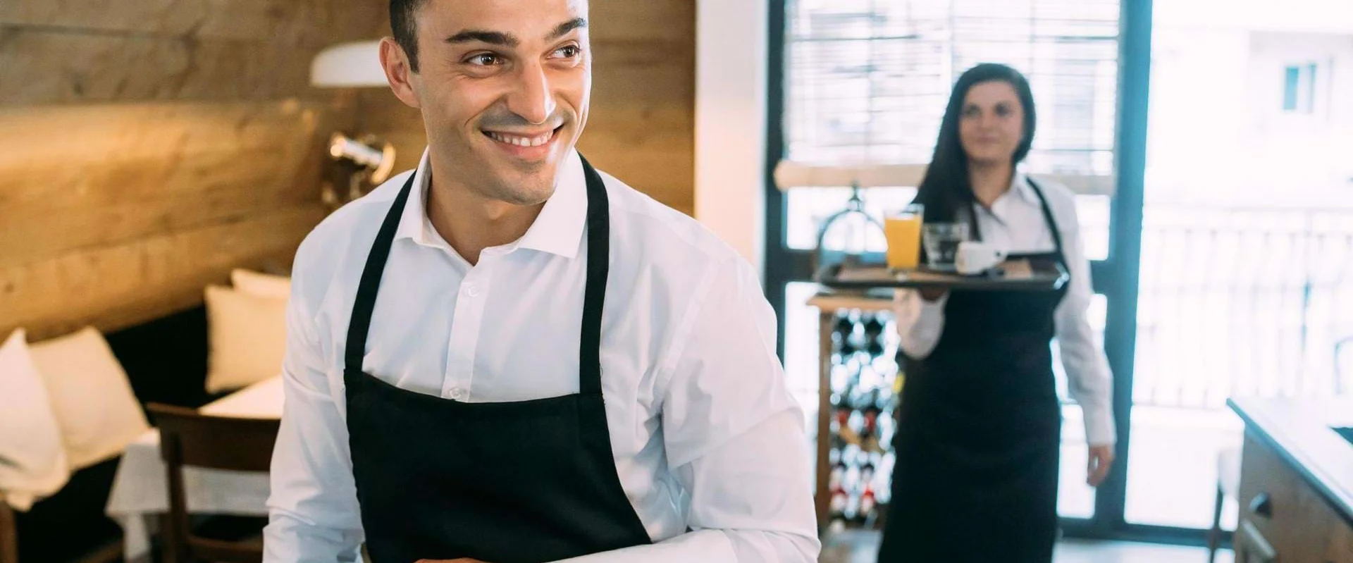 Fachkraft für Restaurants und Veranstaltungsgastronomie bedient Gäste. Fachkraft für Restaurants und Veranstaltungsgastronomie bedient Gäste.