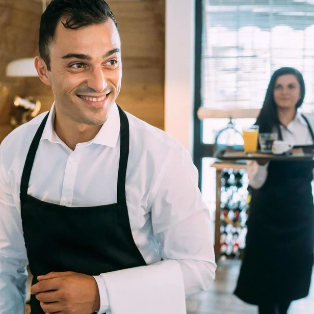 Fachkraft für Restaurants und Veranstaltungsgastronomie bedient Gäste. Fachkraft für Restaurants und Veranstaltungsgastronomie bedient Gäste.