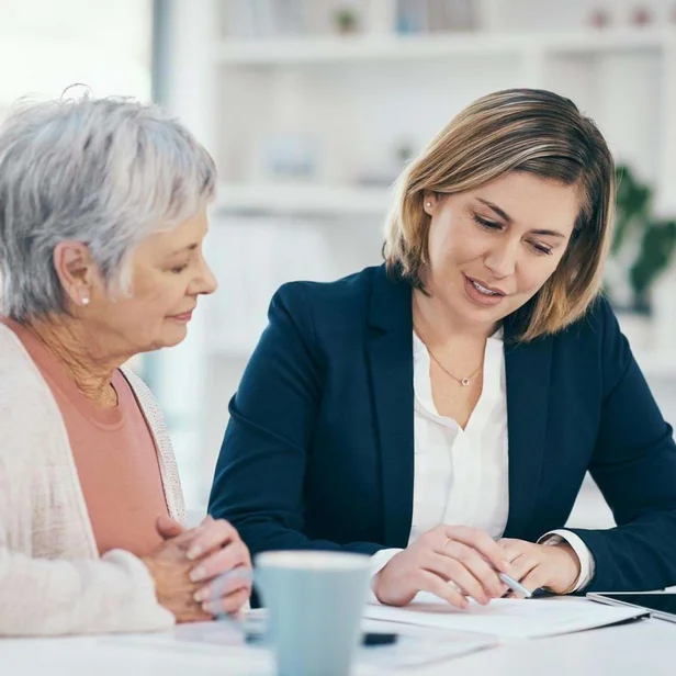 Personalreferentin führt ein Gespräch mit einer Mitarbeiterin im Büro. Personalreferentin führt ein Gespräch mit einer Mitarbeiterin im Büro.