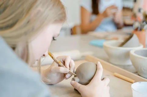 Schülerin der Johannesbad Medfachschule modelliert Ton Schülerin der Johannesbad Medfachschule modelliert Ton