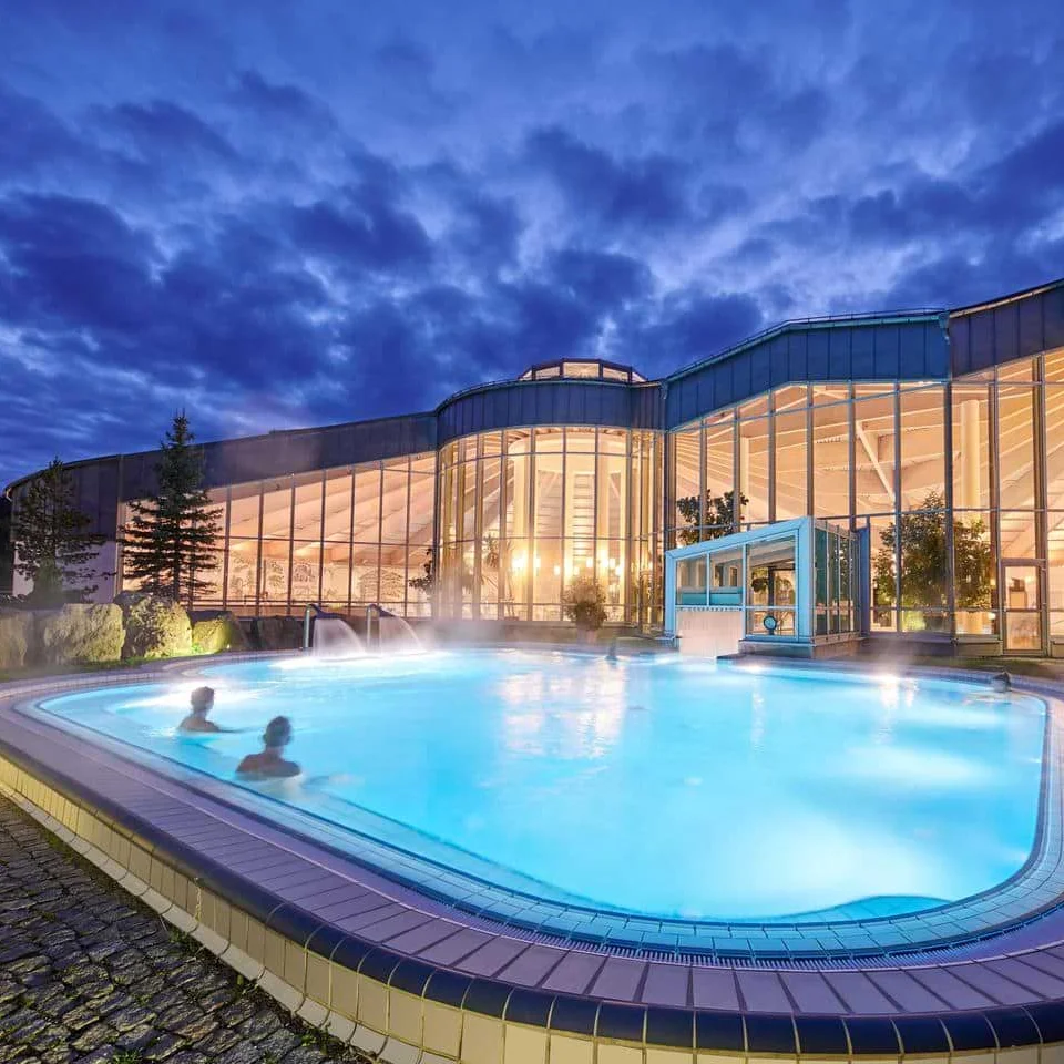 Außenbecken des Schwimmbads der Johannesbad Fachklinik Raupennest in Altenberg am Abend