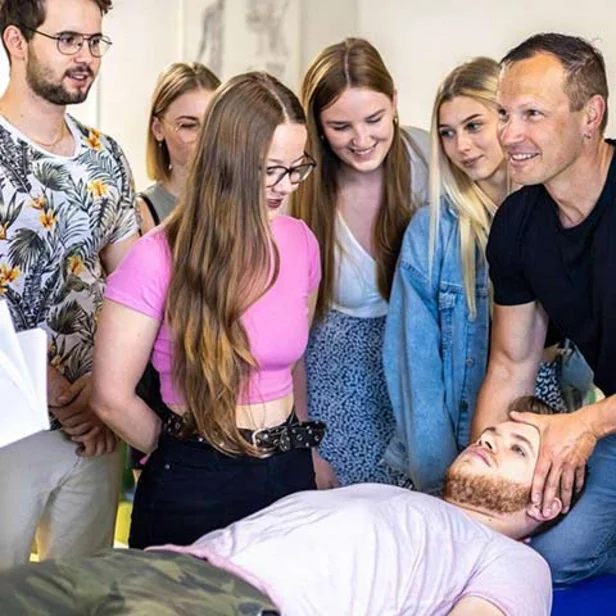 Dozent und Schüler der Johannesbad Akademie in Anatomiekurs Dozent und Schüler der Johannesbad Akademie in Anatomiekurs