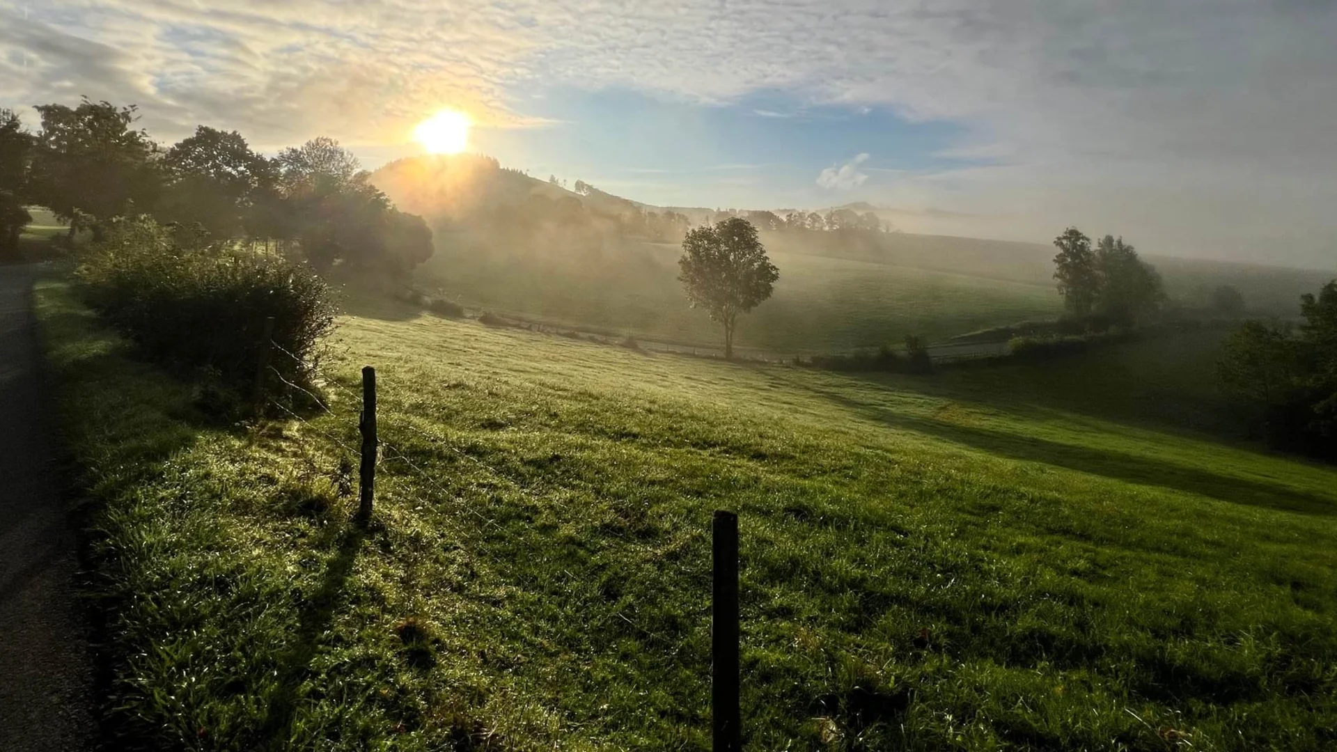 Landschaftsaufnahme Hügel in Abendsonne