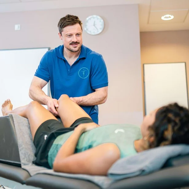 Physiotherapeut führt eine Lymphdrainage bei einer Patientin durch. Physiotherapeut führt eine Lymphdrainage bei einer Patientin durch.