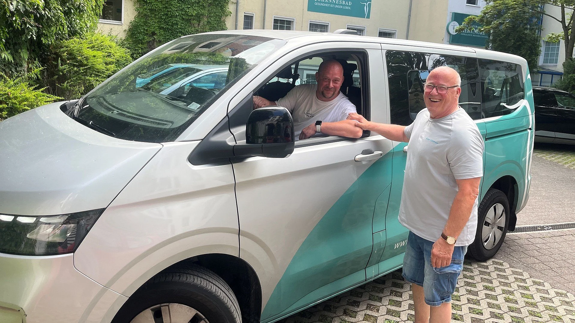 Fahrer Maik Grimmert sitzt im Auto und unterhält sich mit einem Kollegen. Fahrer Maik Grimmert sitzt im Auto und unterhält sich mit einem Kollegen.