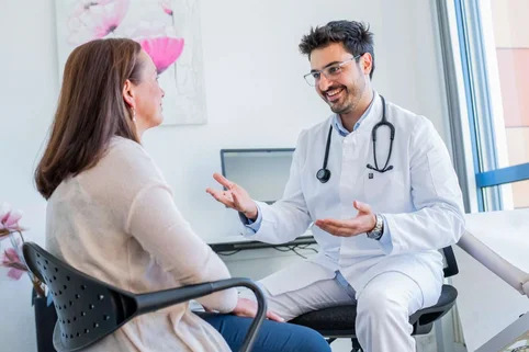 Arzt im Gespräch mit Patientin Arzt im Gespräch mit Patientin