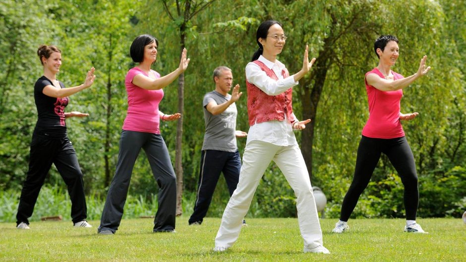 Dozentin und Teilnehmerinnen eines Qigong Kurses im Garten der Johannesbad Fachklinik Saarschleife Dozentin und Teilnehmerinnen eines Qigong Kurses im Garten der Johannesbad Fachklinik Saarschleife