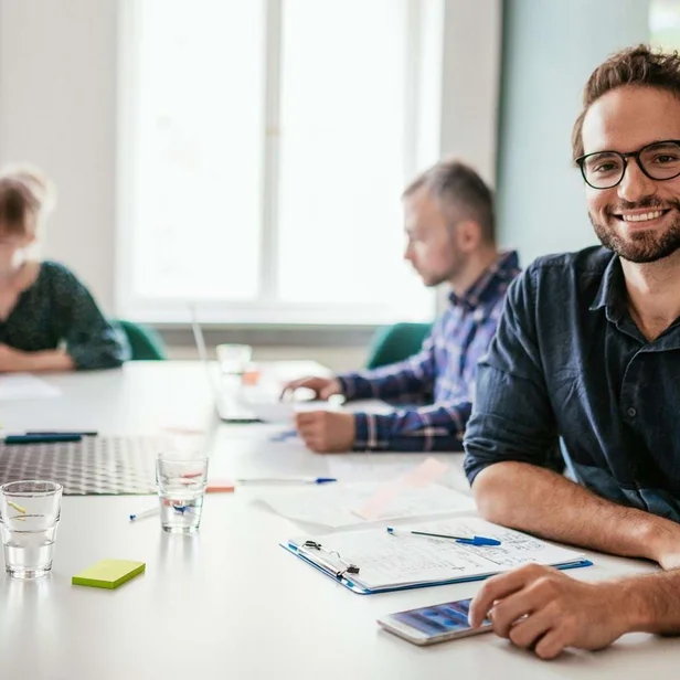 Grafikdesigner und Marketing-Manager arbeiten gemeinsam im Team. Grafikdesigner und Marketing-Manager arbeiten gemeinsam im Team.