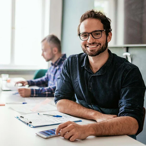 Grafikdesigner und Marketing-Manager arbeiten gemeinsam im Team.