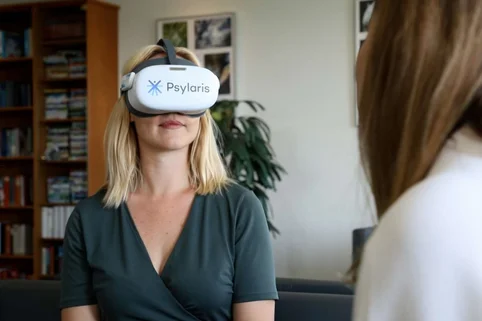 Patientin der Johannesbad Kliniken mit einer VR-Brille