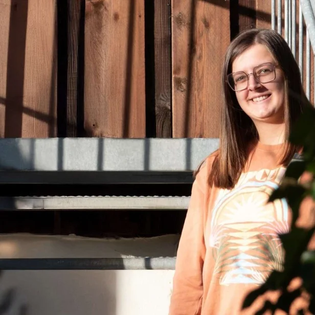 Mona Becker, Ergotherapeutin in der Johannesbad Fachklinik Fredeburg, steht auf Treppe.