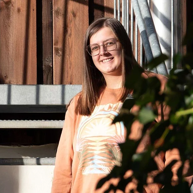 Mona Becker, Ergotherapeutin in der Johannesbad Fachklinik Fredeburg, steht auf Treppe. Mona Becker, Ergotherapeutin in der Johannesbad Fachklinik Fredeburg, steht auf Treppe.