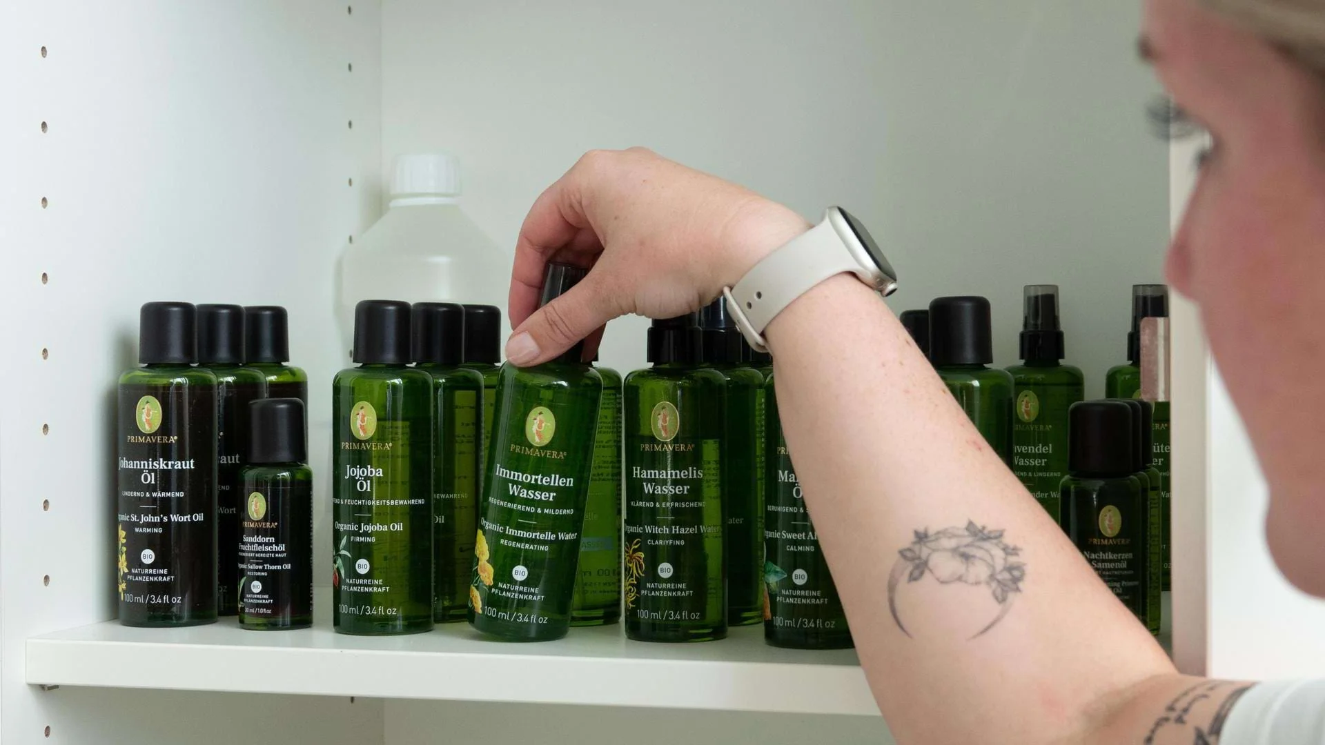 Anne Tauscher greift in ein Regal mit verschiedenen Produkten für die Aromatherapie. Anne Tauscher greift in ein Regal mit verschiedenen Produkten für die Aromatherapie.