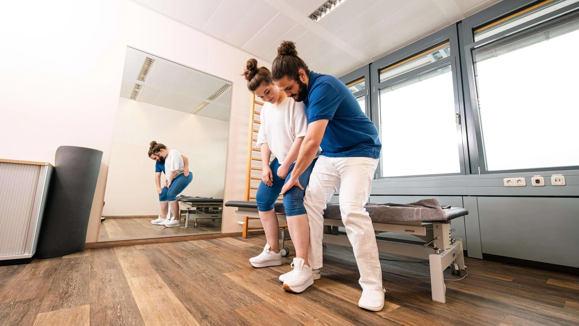 Schüler behandelt eine Patientin in der Neurotherapie. Schüler behandelt eine Patientin in der Neurotherapie., Bild öffnen