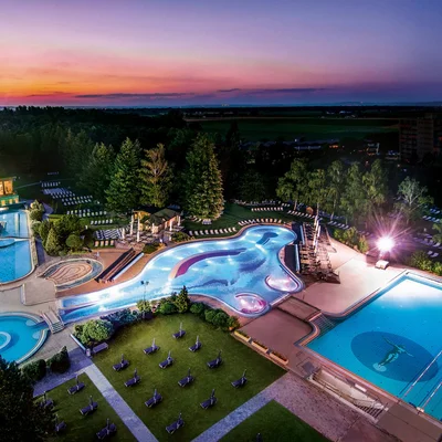 Abendaufnahme der Johannesbad Therme in Bad Füssing aus der Luft