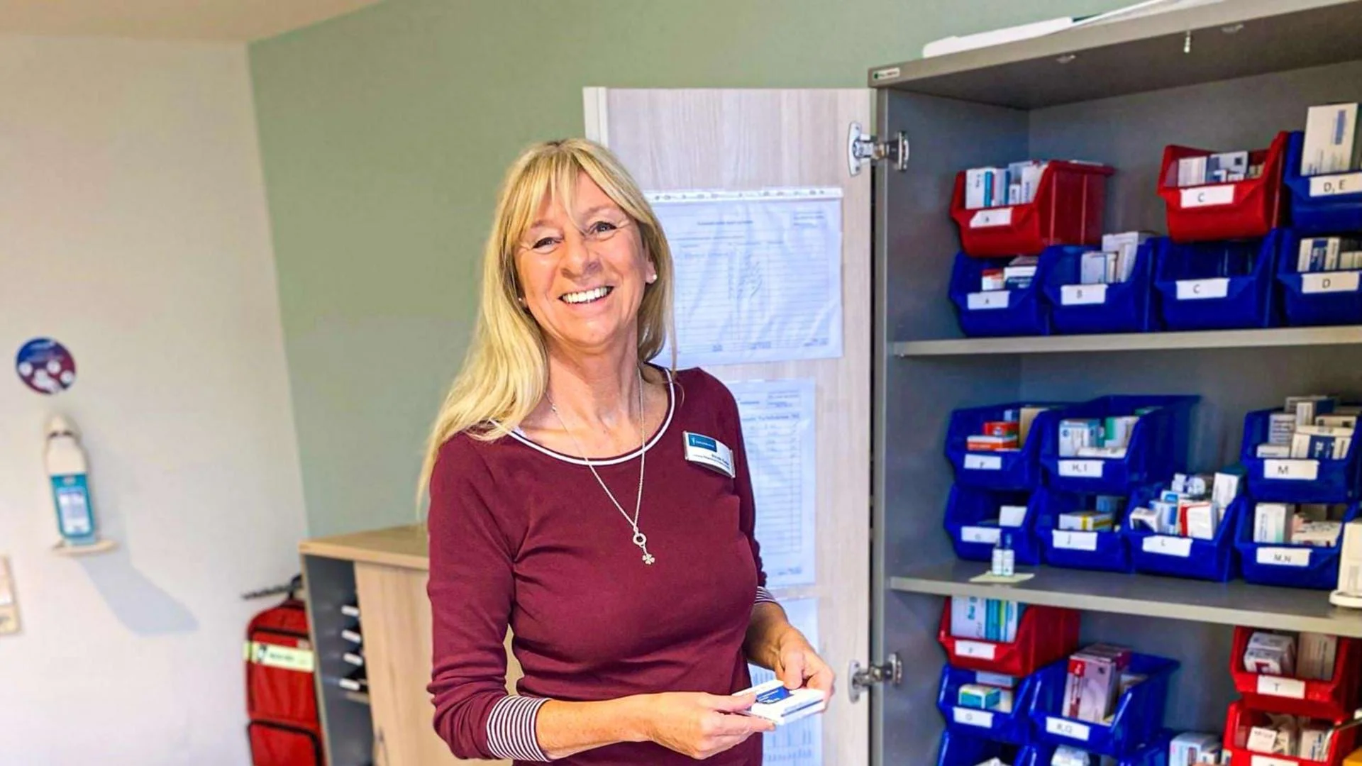 Nicole Kiefer, Pflegedienstleitung im Johannesbad, lächelt in die Kamera