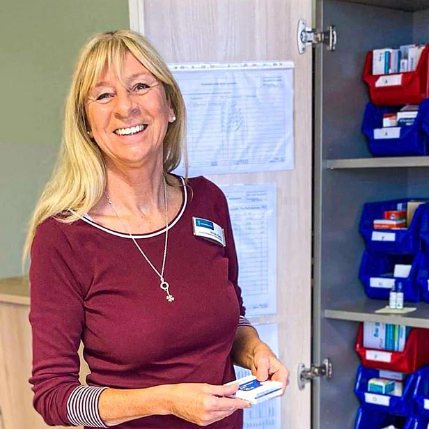 Nicole Kiefer, Pflegedienstleitung im Johannesbad, lächelt in die Kamera