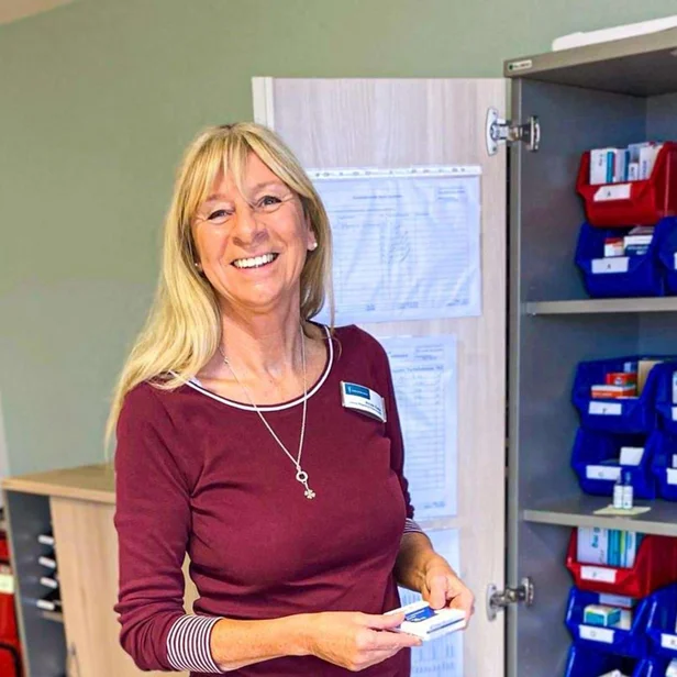 Nicole Kiefer, Pflegedienstleitung im Johannesbad, lächelt in die Kamera