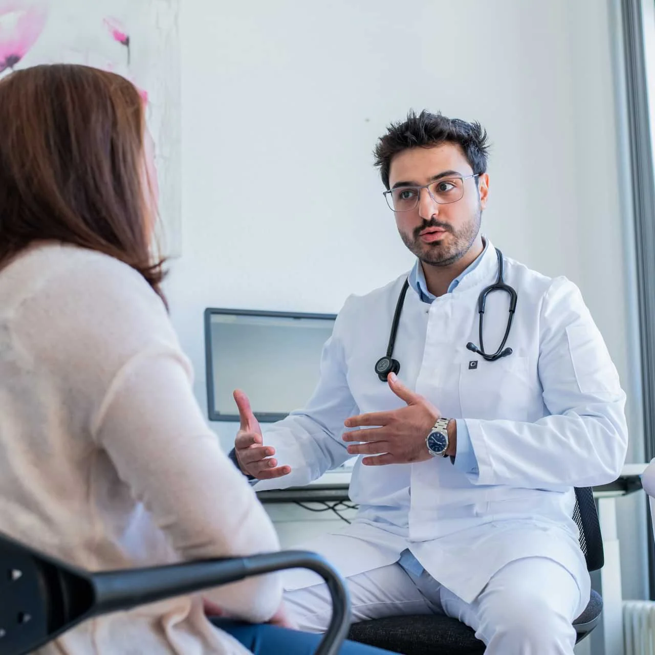 Facharzt im Gespräch mit Patientin