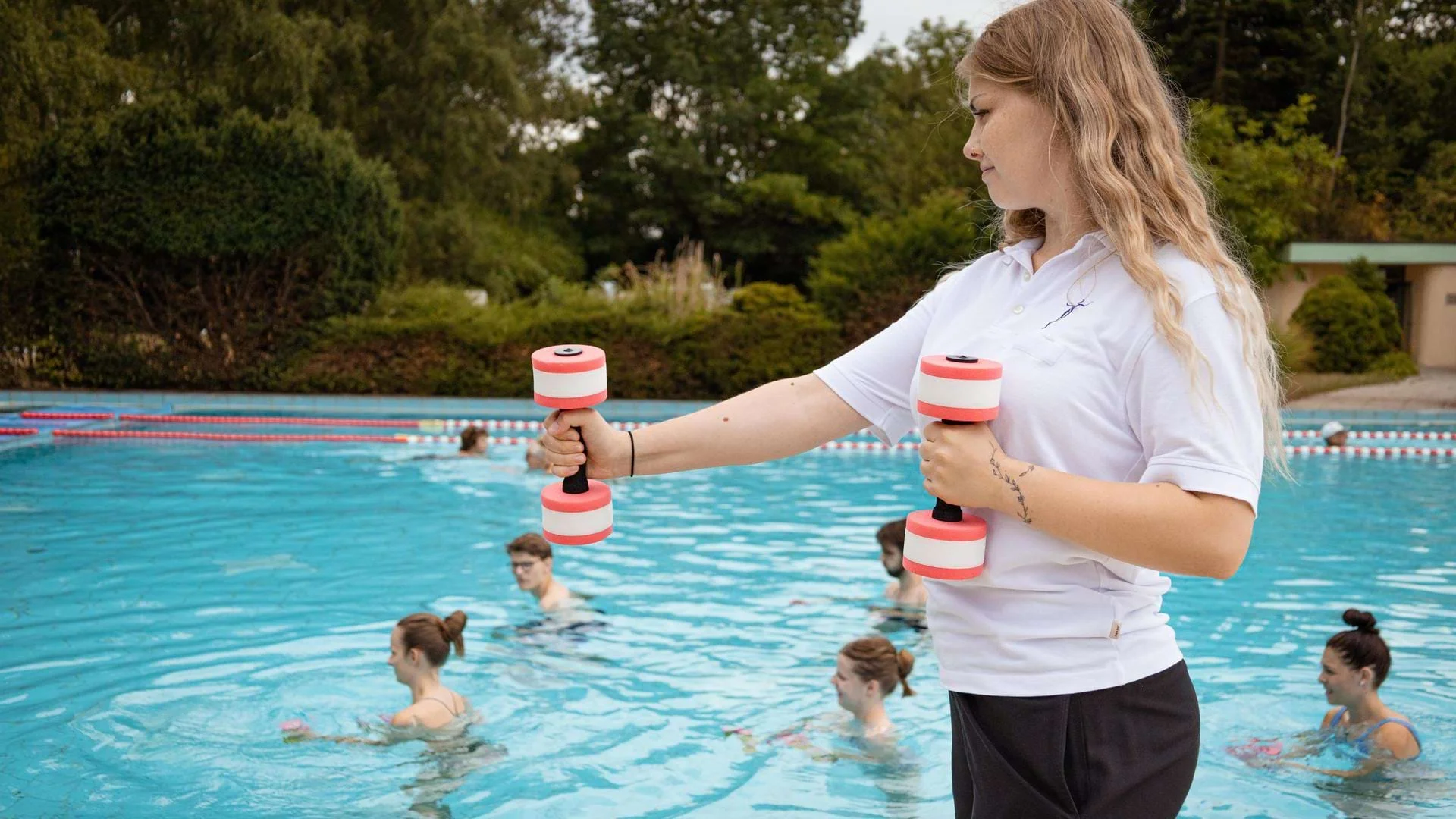 Schülerin leitet einen Aqua-Fitness-Kurs in der Ausbildung zum Masseur und medizinischen Bademeister., Bild öffnen