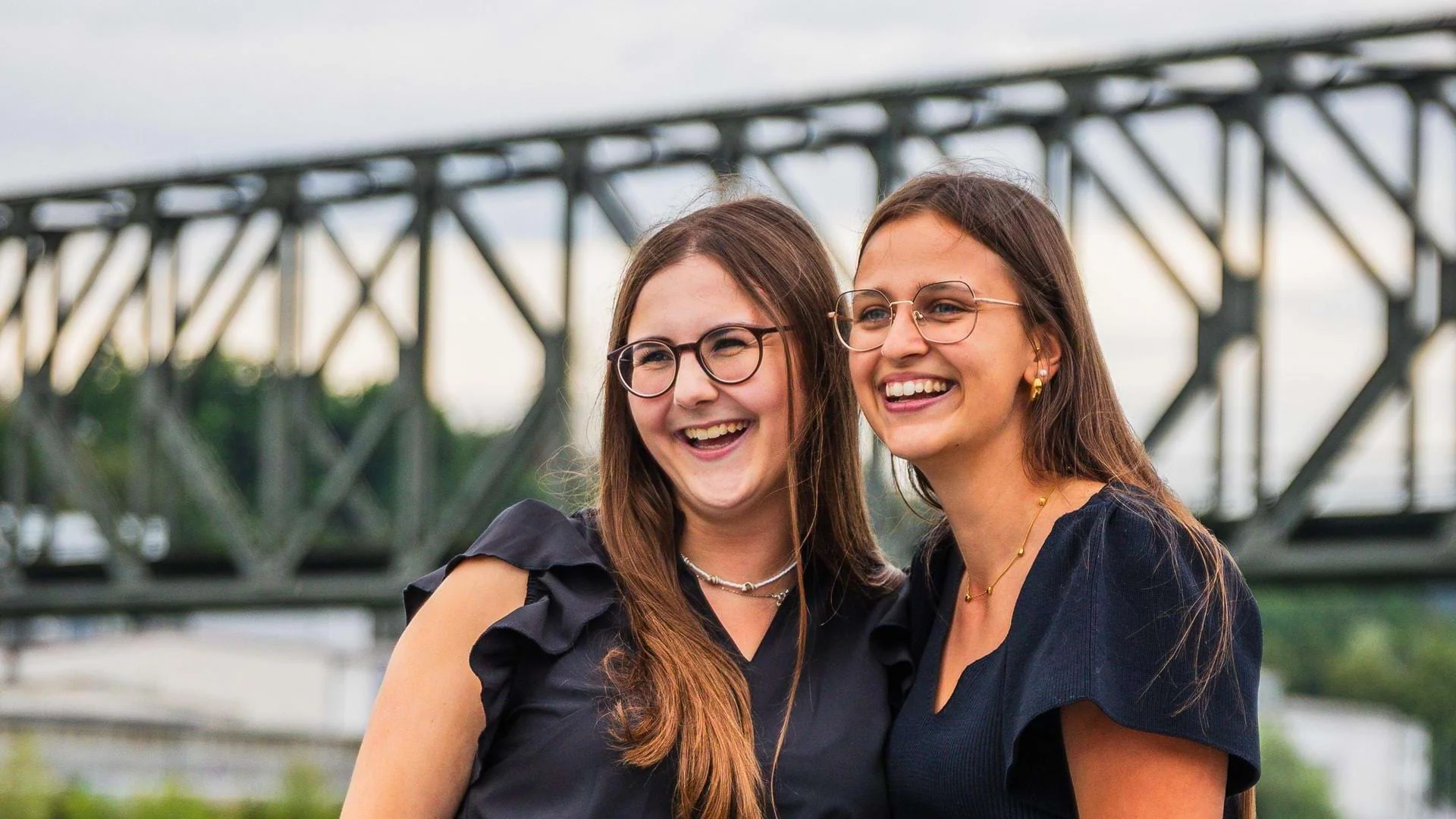 Foto zeigt Pia Wiesenbauer und Vanessa Gerhofer, die gemeinsam lachen