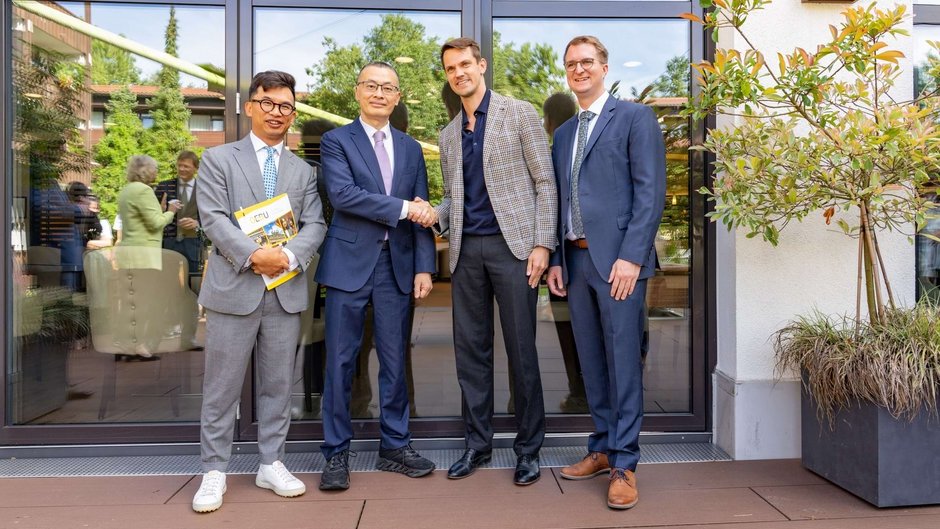 Markus Zwick, CEO der Johannesbad Gruppe, mit dem vietnamesischen Botschafter Markus Zwick, CEO der Johannesbad Gruppe, mit dem vietnamesischen Botschafter