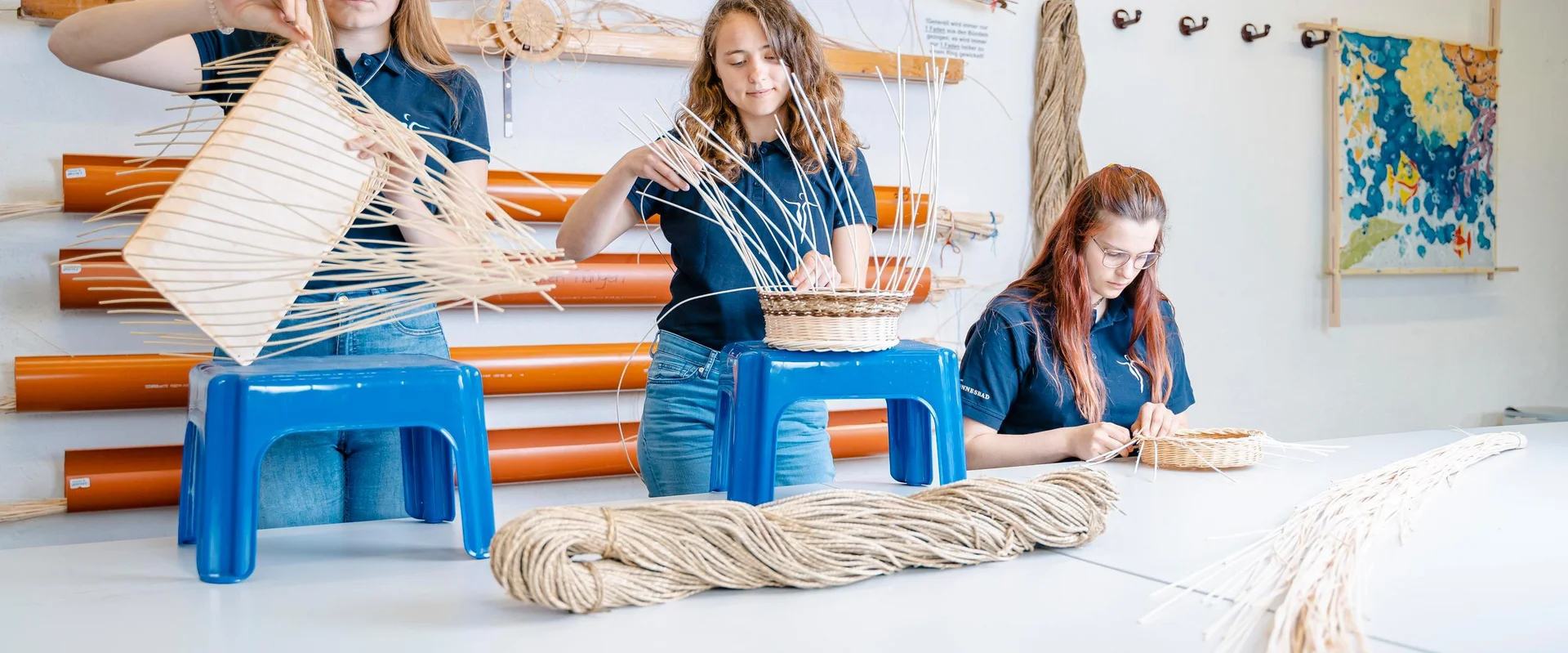 Ergotherapie-Schülerinnen üben Flechttechniken in der Ausbildung. Ausbildung Ergotherapie