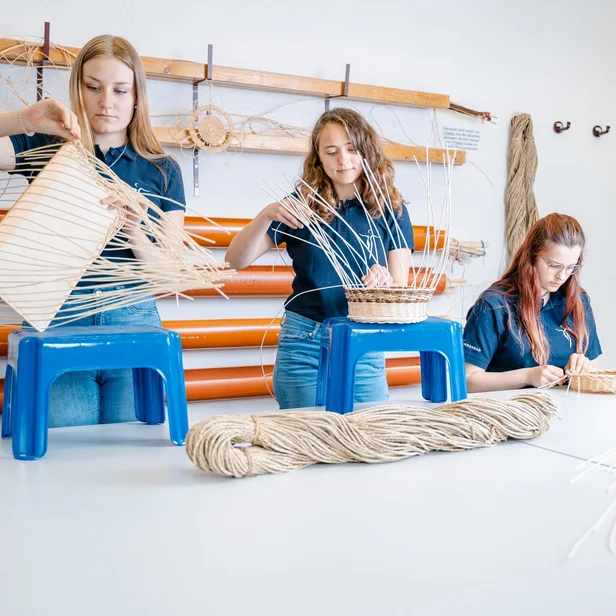 Ergotherapie-Schülerinnen üben Flechttechniken in der Ausbildung. Ergotherapie-Schülerinnen üben Flechttechniken in der Ausbildung.