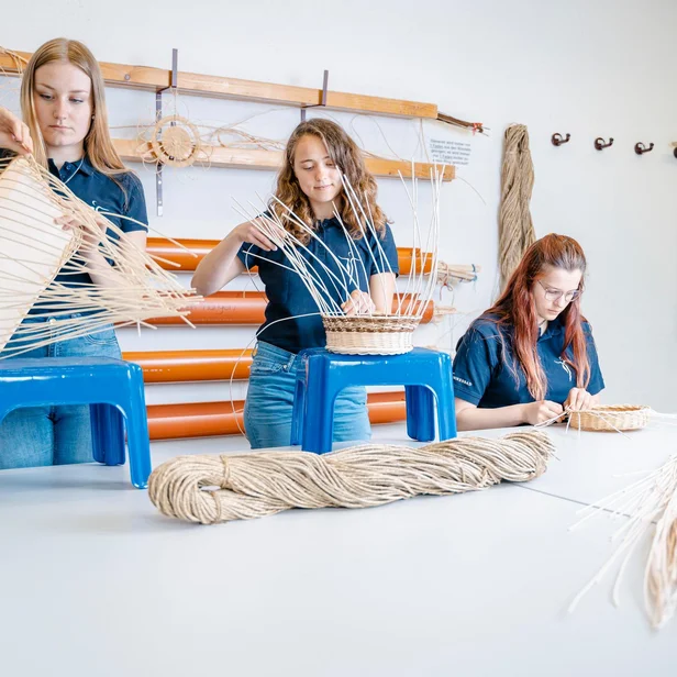 Ergotherapie-Schülerinnen üben Flechttechniken in der Ausbildung. Ergotherapie-Schülerinnen üben Flechttechniken in der Ausbildung.