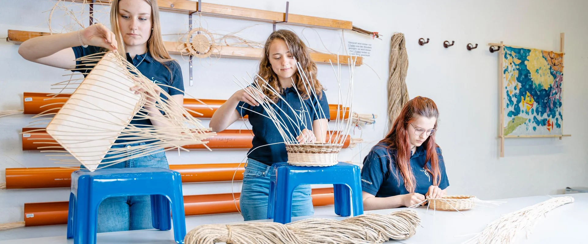 Ergotherapie-Schülerinnen üben Flechttechniken in der Ausbildung. Ausbildung Ergotherapie