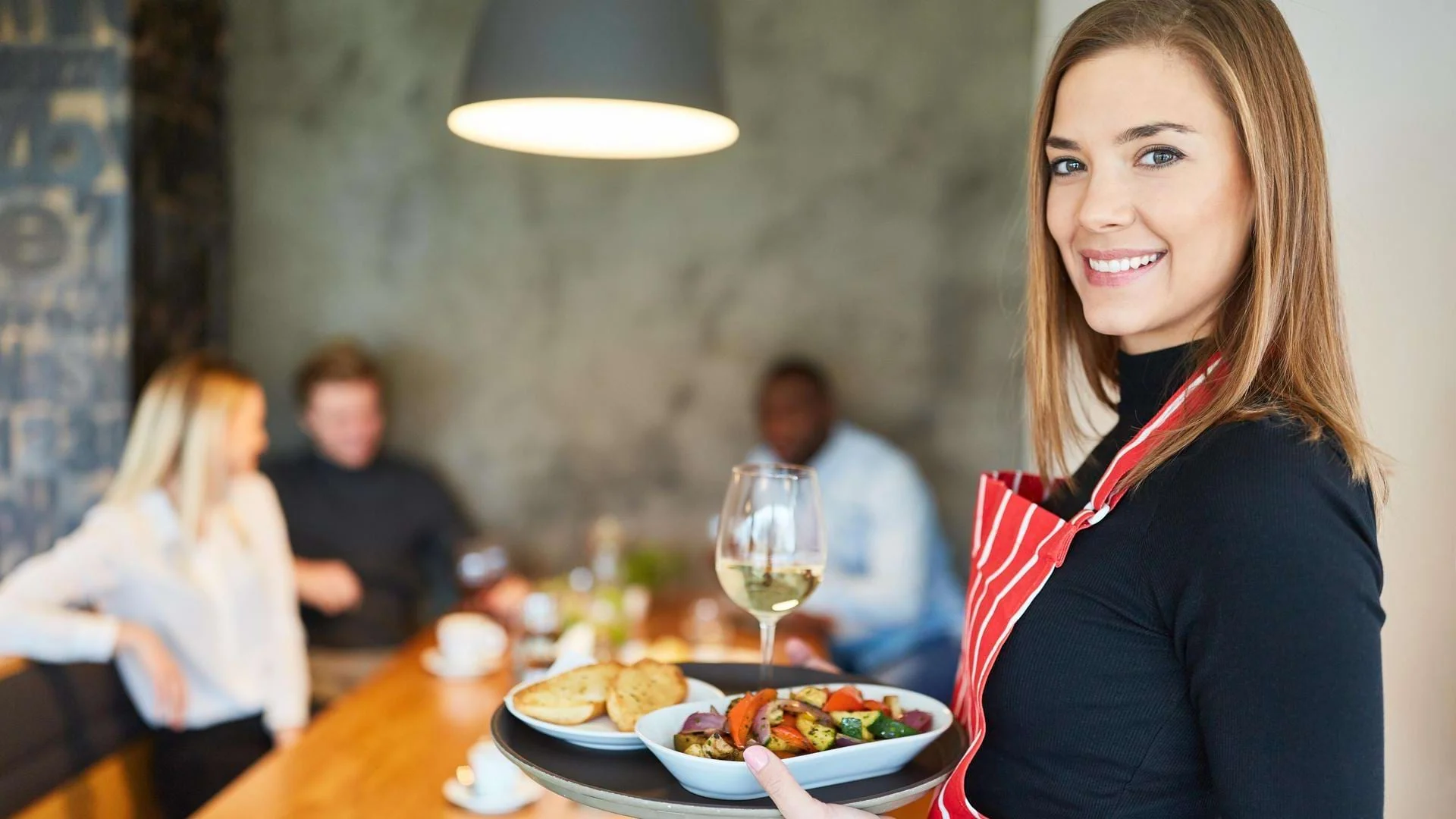 Fachkraft für Restaurants und Veranstaltungsgastronomie serviert Speisen. Fachkraft für Restaurants und Veranstaltungsgastronomie serviert Speisen., Bild öffnen