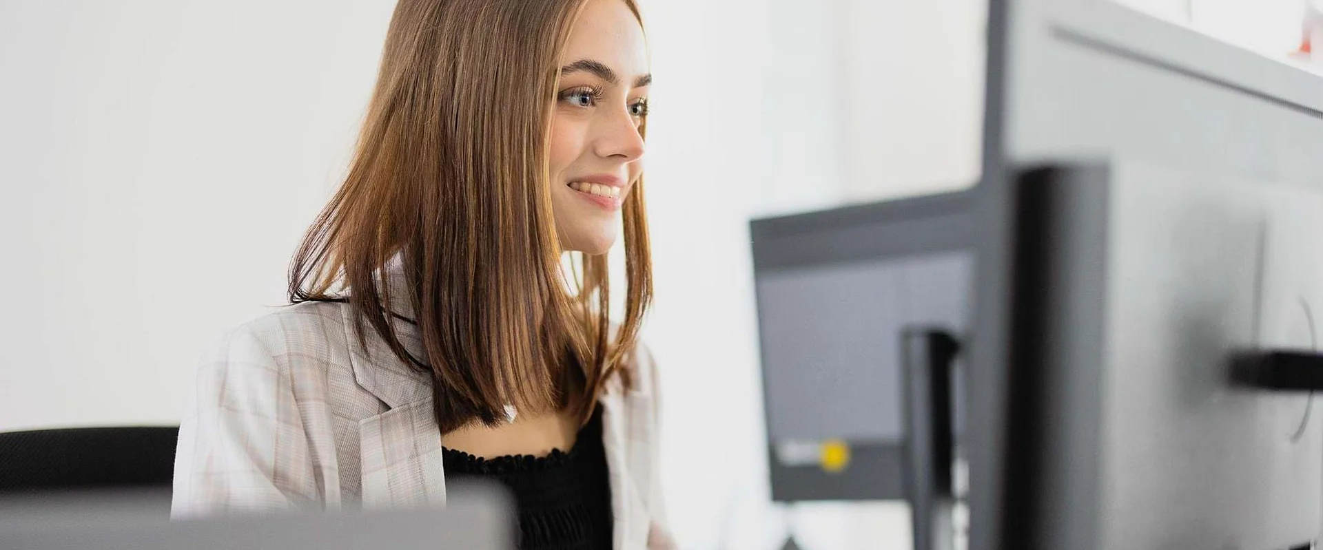 Auszubildende Kauffrau für Büromanagement arbeitet am Computer. Auszubildende Kauffrau für Büromanagement arbeitet am Computer.
