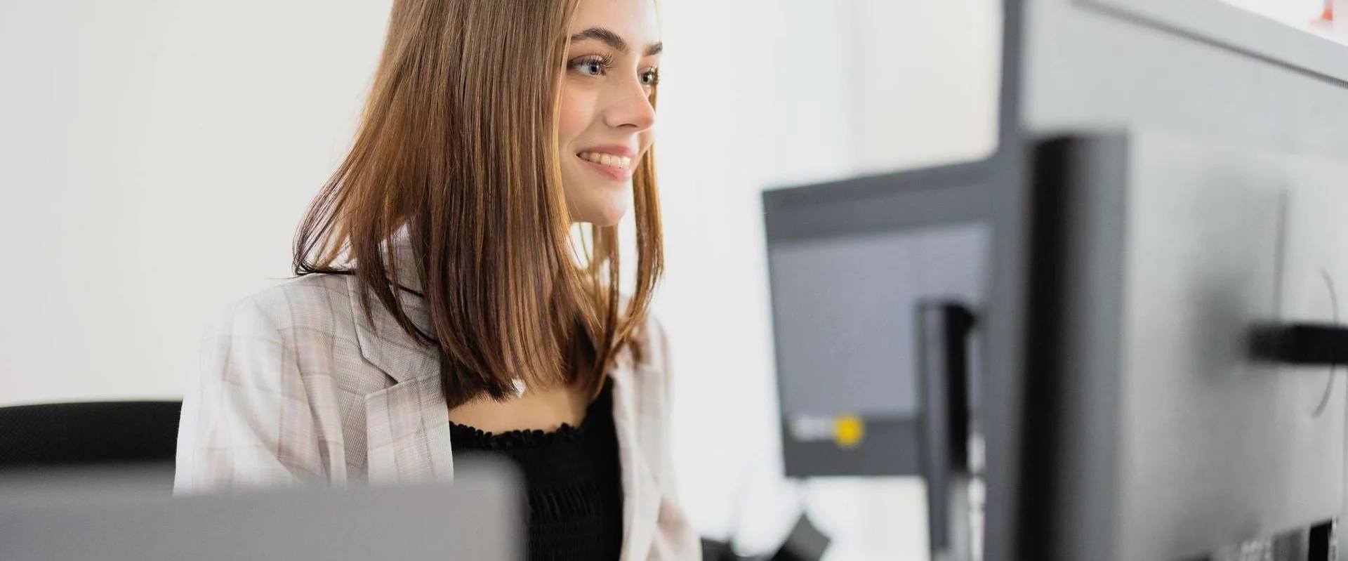 Auszubildende Kauffrau für Büromanagement arbeitet am Computer. Auszubildende Kauffrau für Büromanagement arbeitet am Computer.