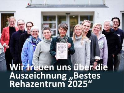 Foto: Anke Gundel, Leitung Johannesbad Fachklinik & Gesundheitszentrum Raupennest, mit Johannesbad Mitarbeitenden und der Auszeichnung der WirtschaftsWoche